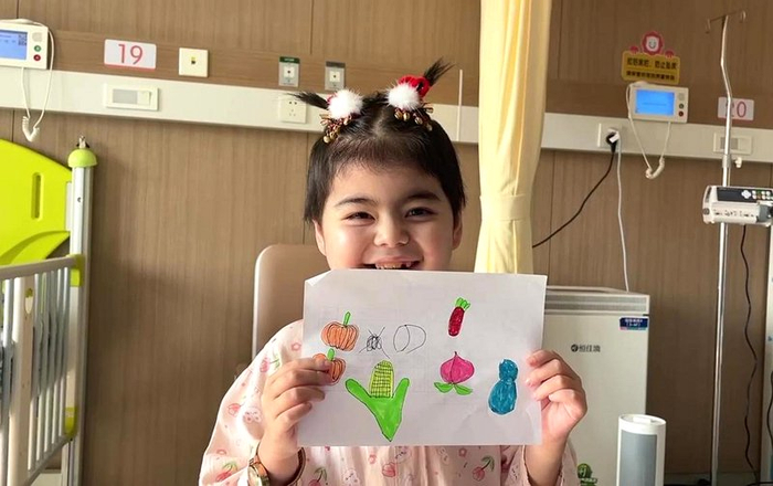 经过精心护理，小依依的精神状态越来越好。浙大儿院供图