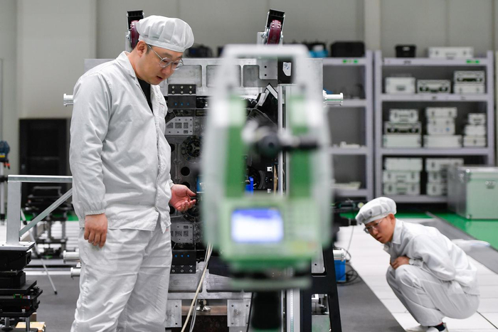 2024年4月2日，在长光卫星技术股份有限公司，科研人员调试光学遥感载荷组件。新华社记者 许畅 摄