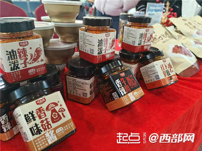 岐山站候车厅具有岐山风味的年货展出。