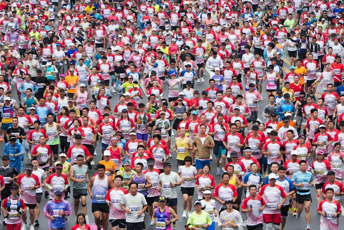 2024年9月1日，2024一汽红旗长春马拉松在长春体育中心鸣枪开跑。新华社记者 许畅 摄