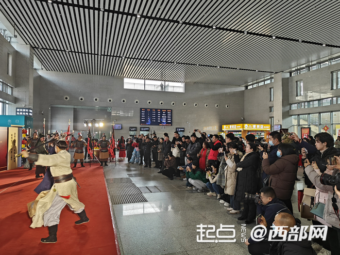 演出吸引旅客驻足欣赏。