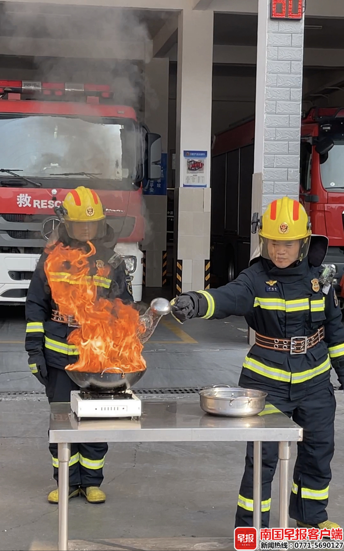 消防员用水灭火。