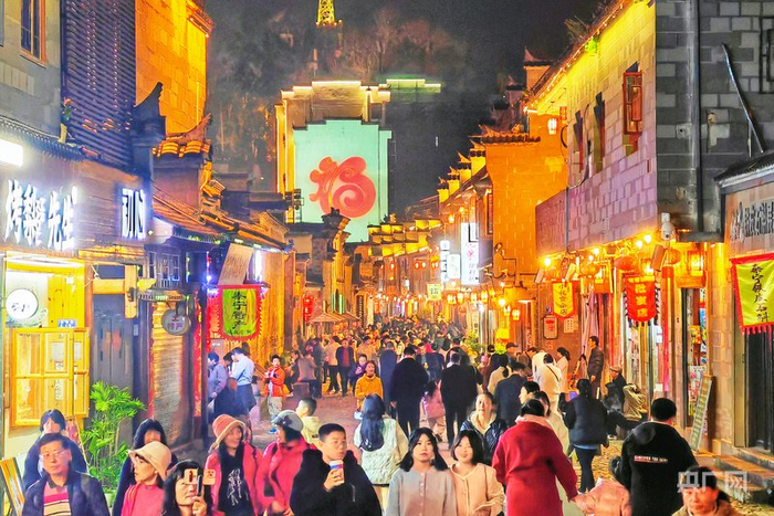 春节临近，泰宁古城街巷游人如织（央广网记者  龚雯  摄）