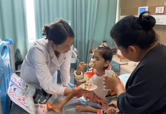 小依依在吃生日蛋糕。浙大儿院供图