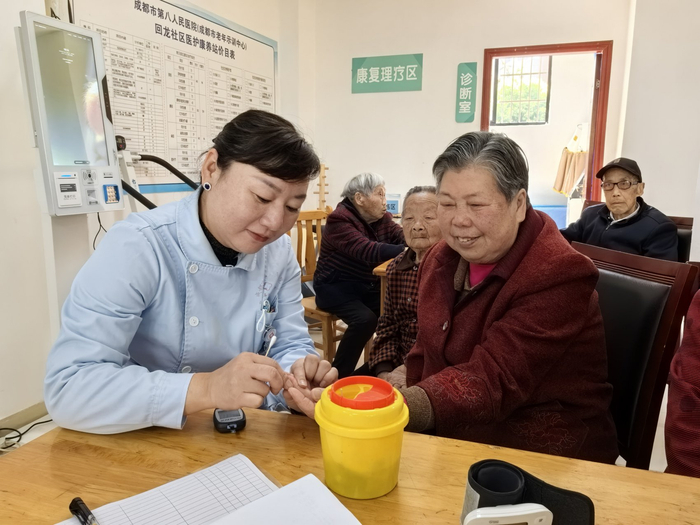 三河街道回龙社区与成都市八医院合建社区医疗康养站。