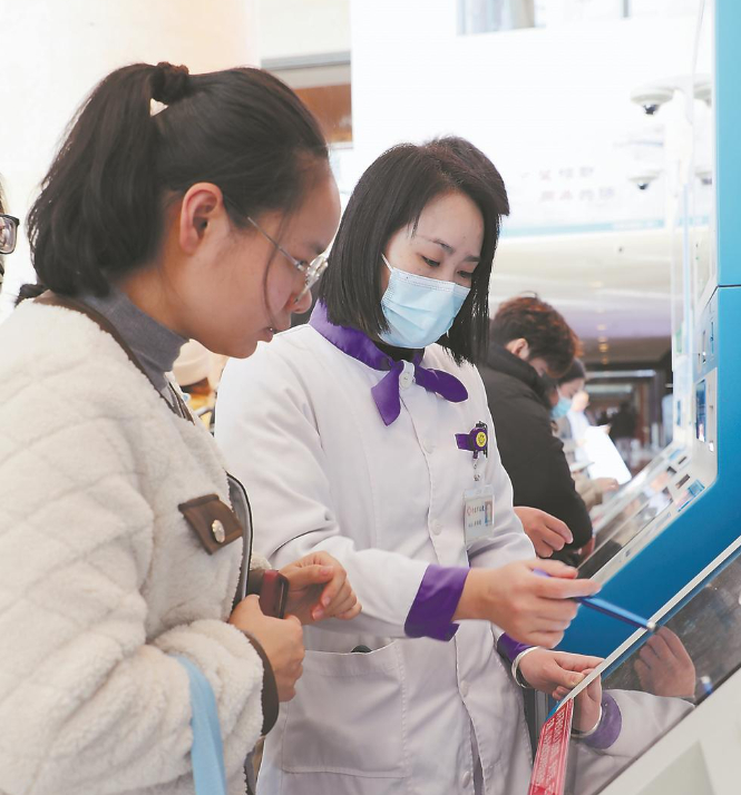 导诊人员指导患者进行自助预约。