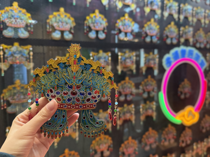 六龙三凤冠冰箱贴。新京报记者 田杰雄 摄