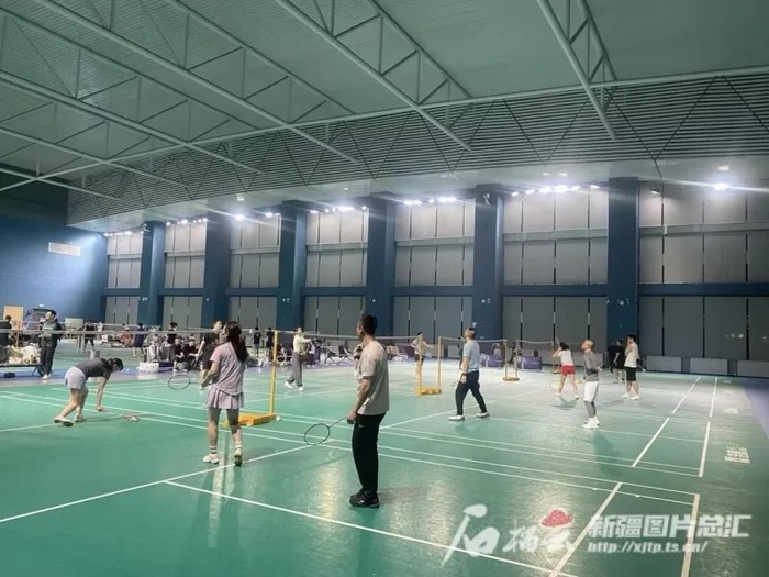 1月21日，市民在乌鲁木齐奥体中心全民健身馆打球。石榴云/新疆日报记者 魏红萍摄