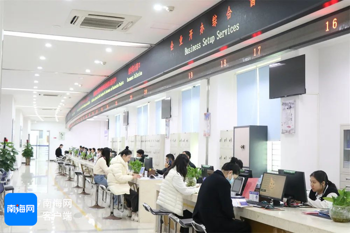 群众在“高效办成一件事”服务窗口办理业务。昌江县融媒体中心供图