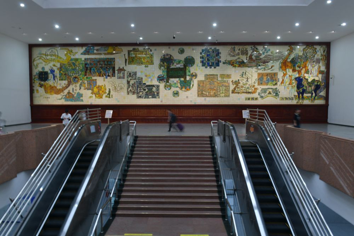 图为《天中春秋》唐三彩壁画。 （国铁郑州局供图）