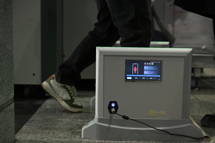 图为旅客走过腿部安检仪。 （国铁西安局供图）