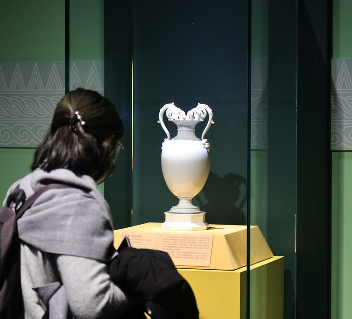 上博白釉蛇耳瓷奖杯 王凯 摄影