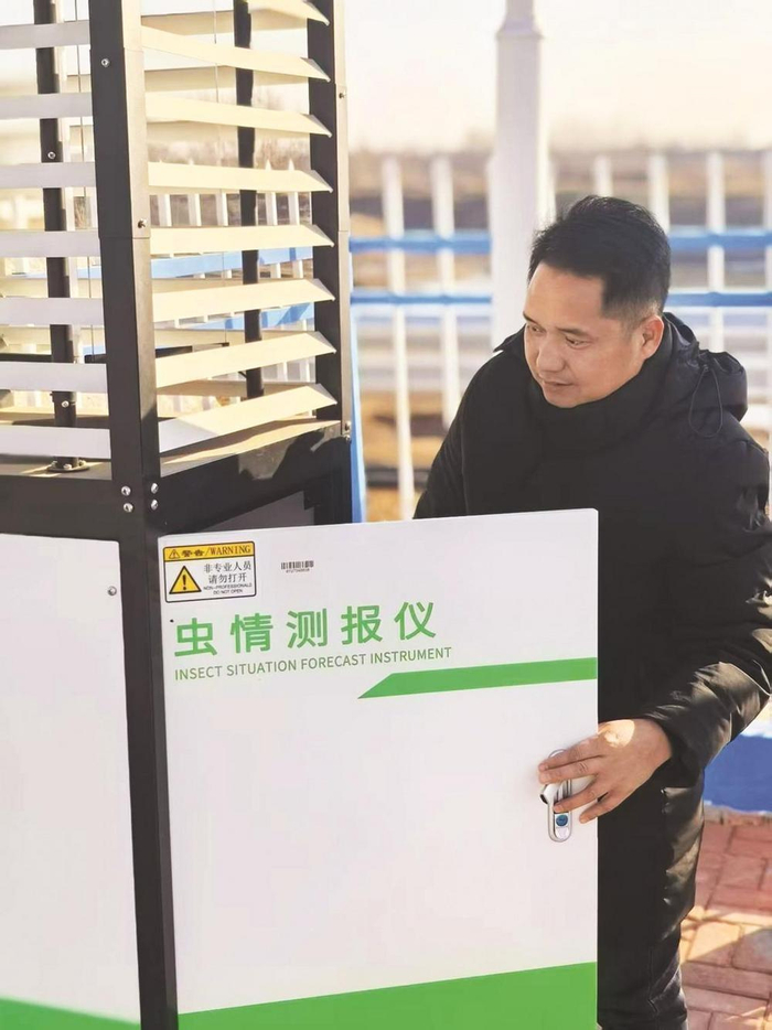 1月16日，赵施磊在查看虫情测报仪，实时监测环境数据，为作物生长提供最佳条件。