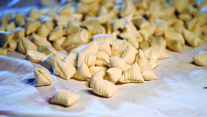 图为制作好的糖瓜。记者 毛宇 摄