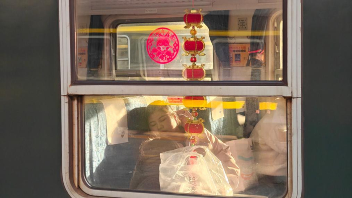 K8525车厢内的窗花。新华社记者 陈诺 摄