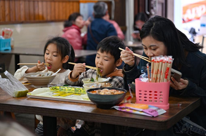 　　1月20日，游客在铺前老街品尝糟粕醋。新华社记者 郭程 摄