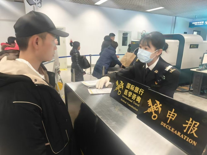 1月21日，延吉海关工作人员指导韩国籍进境旅客填写进出境旅客行李物品申报单。（长春海关供图）