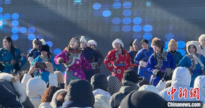 图为当地乌兰牧骑演员们正在文旅活动开幕式表演《特斯河之赞》。奥蓝 摄