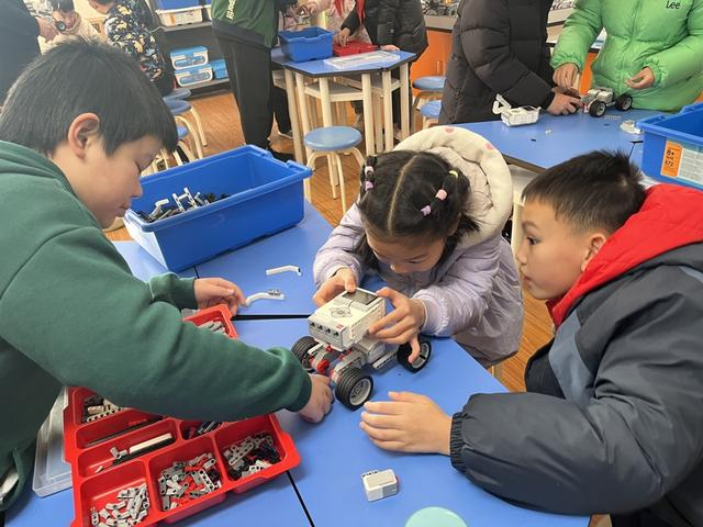 在上海市铁岭中学，学生们参与“机器人世界中的皮影戏”体验活动。学校供图