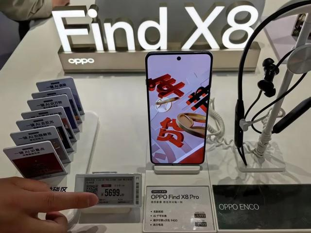 京东MALL商场内OPPO门店展示台。九派财经记者王芊蔚丨摄