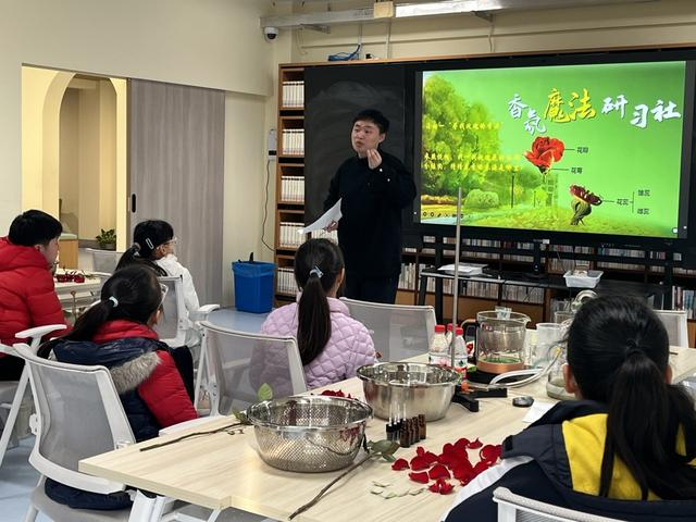 在铁岭中学，学生们体验“香氛魔法研习社”活动。学校供图