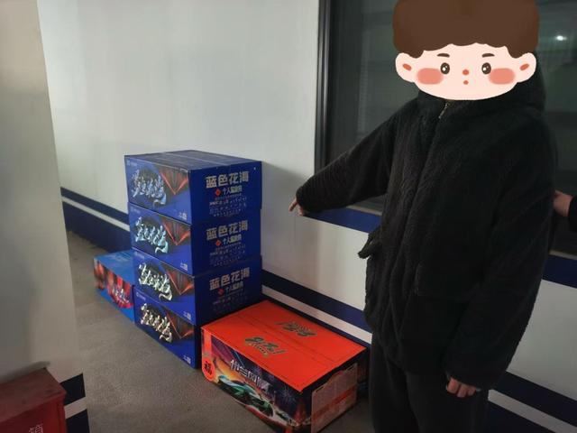 警方查获非法烟花爆竹（闵行警方供图）