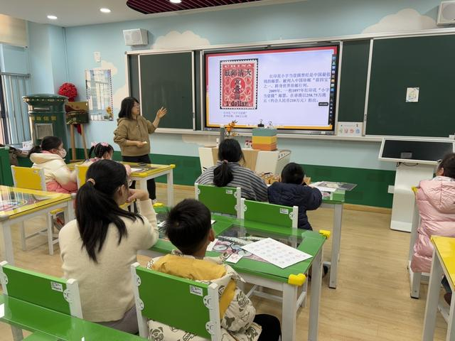 杨浦区少年宫开放的集邮体验活动。文汇报记者 张鹏 摄