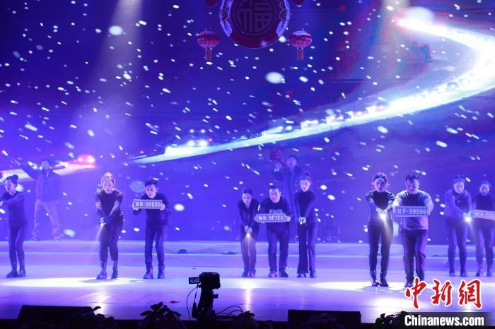 1月22日，情景剧《风雪瓜州 温暖瞬间》在甘肃瓜州首演。图为演出剧照。赵家琪 摄