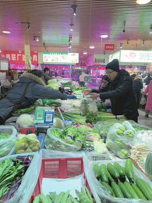 太原兴华蔬菜综合市场内的蔬菜品种丰富、价格亲民。本报记者安晓奕摄