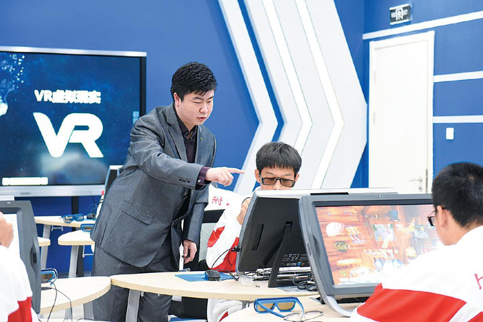 金鑫指导学生开展科学教育学习项目。　受访者供图