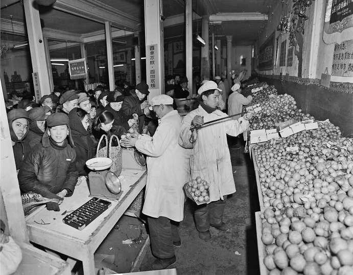 1956年春节前夕，市民在市供销合作总社门市部抢购水果。 柯复摄