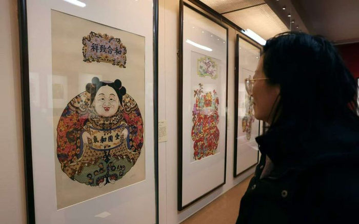 观众观赏江苏桃花坞木版年画“一团和气”（乾隆版）。新京报记者 浦峰 摄