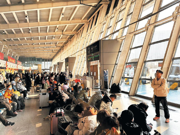 1月22日，六里桥长途客运站，旅客正在候车。　新京报记者　王贵彬　摄
