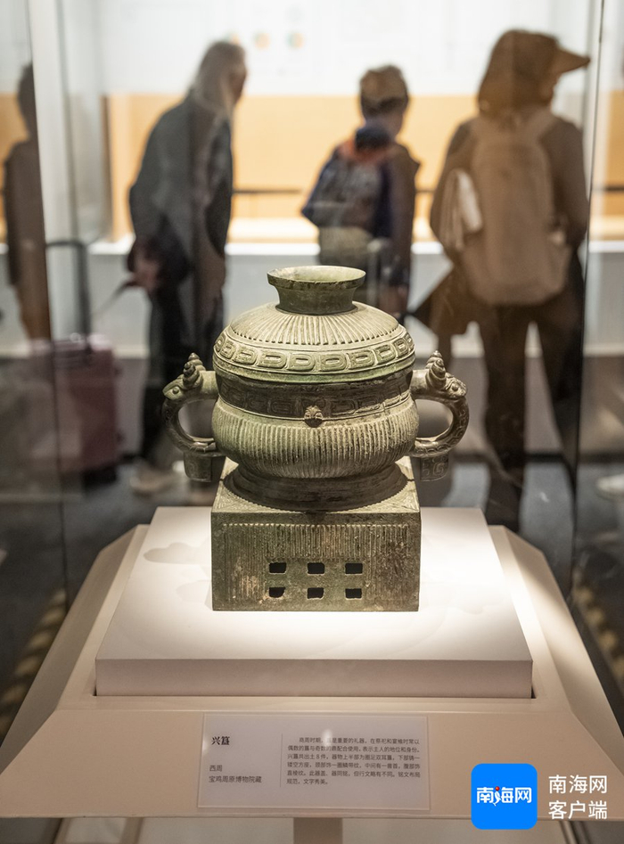 市民游客正在观展。记者 李昊 摄