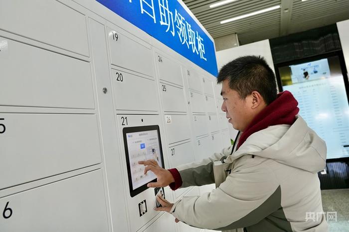 一名旅客正在通過遺失物品自助領取櫃領取失物（央廣網發 何衛東 攝）