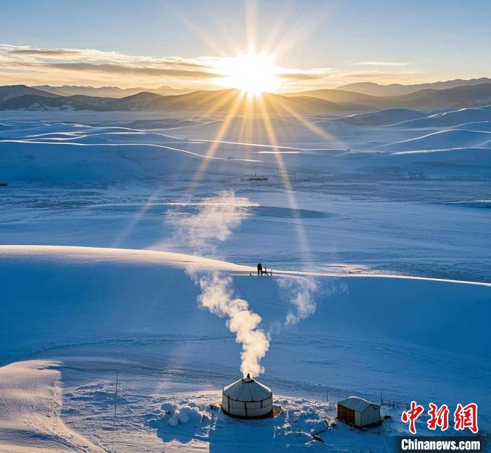  图为西乌珠穆沁旗冬日，一户牧民家的日出风景。西乌珠穆沁旗融媒体中心 供图