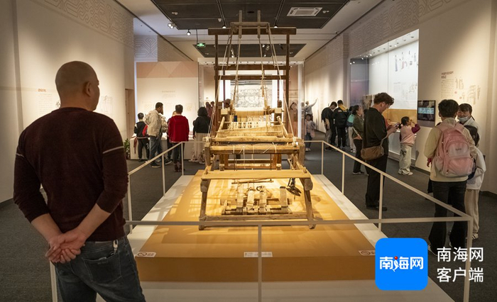 市民游客正在观展。记者 李昊 摄