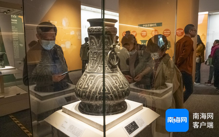 市民游客正在观展。记者 李昊 摄