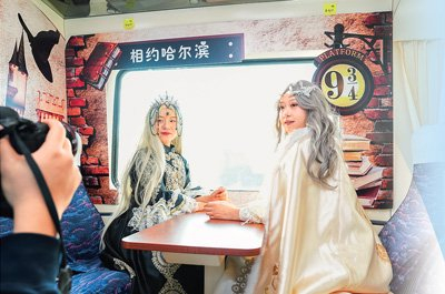 在冰雪旅拍主题列车上，摄影师正在为旅客拍照。姜琪摄