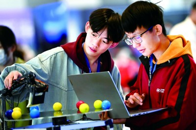 2024中国机器人大赛吸引了国内200多所高校的1700多支队伍参赛。新华社发