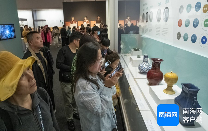 市民游客正在观展。记者 李昊 摄
