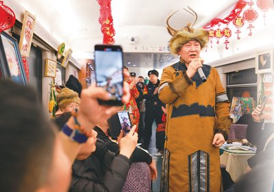 在民族非遗文化列车上，非遗传承人正在为游客表演鄂伦春族传统口技。徐率摄