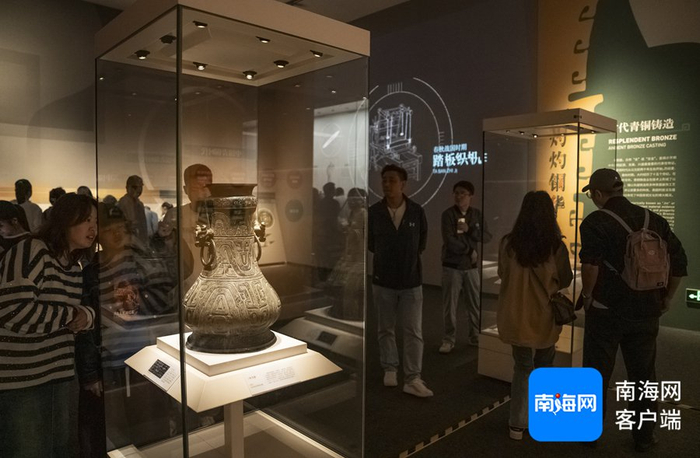市民游客正在观展。记者 李昊 摄