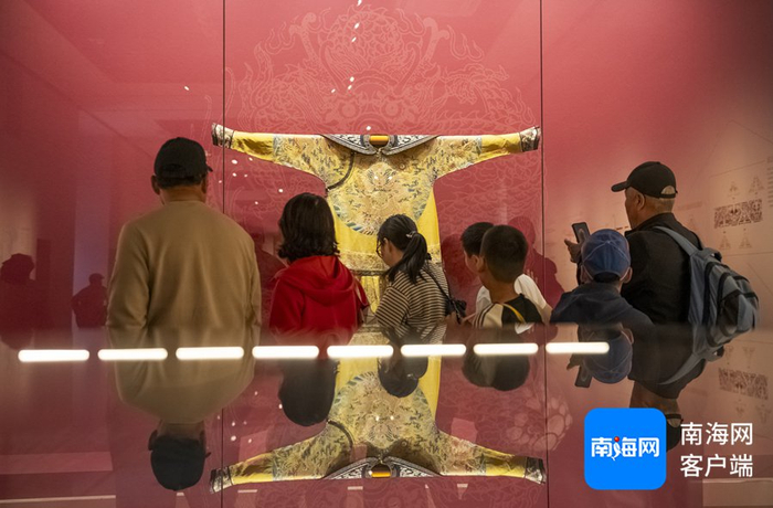 市民游客正在观展。记者 李昊 摄