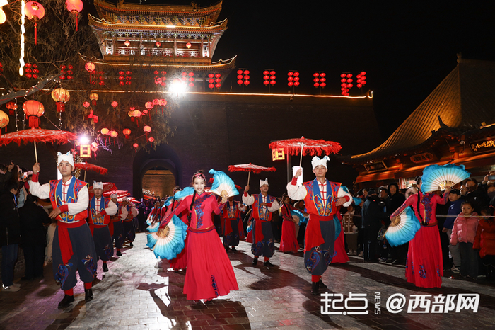 陕北大秧歌游街表演在榆林古城举行。