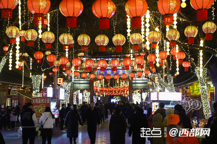 榆林古城灯火璀璨、人头攒动。