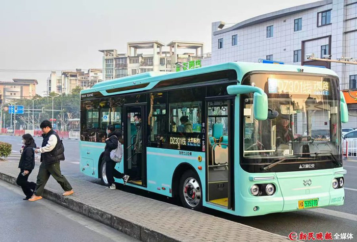 搭乘定制公交的人们 新民记者 陈梦泽 摄