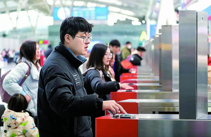     乘客在无人检票口自助验票进站