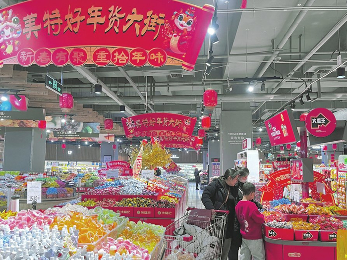 太原小店区某购物中心营造出浓郁的节日气氛。本报记者任志霞摄