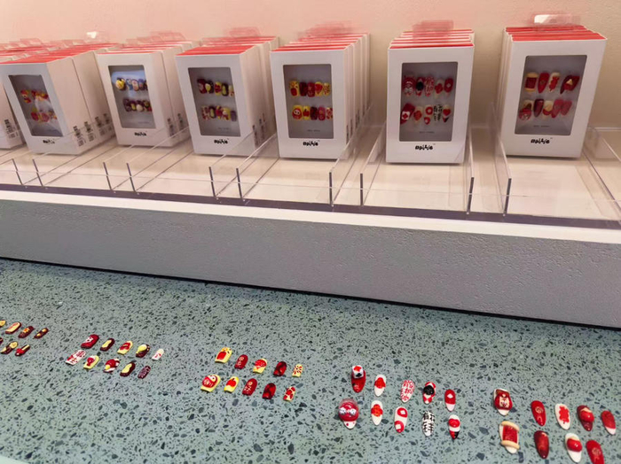 穿戴甲门店上新了不少新年款式。